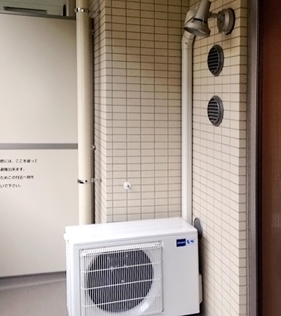 室外機　ベランダ置き　室外化粧カバーあり：三菱　MSZ-ZW563S