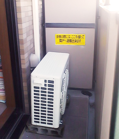 室外機　ベランダ置き　室外化粧カバーあり：日立　RAS-S22C