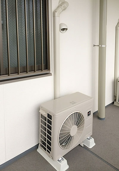 室外機　ベランダ置き　室外化粧カバーあり：シャープ　AY-D22DH