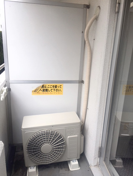 室外機　ベランダ置き：日立　白くまくん RAS-AJ22G