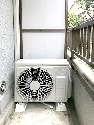 室外機　ベランダ置き：日立　白くまくん RAS-AJ25G