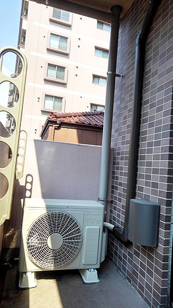 室外機　ベランダ置き　室外化粧カバーあり：日立　白くまくん　RAS-AJ22H