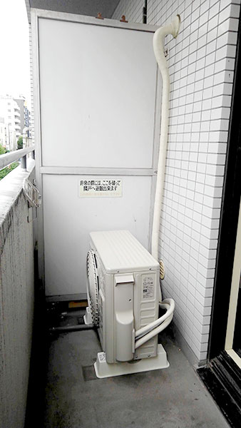 室外機　ベランダ置き：日立　白くまくん　RAS-AJ22J