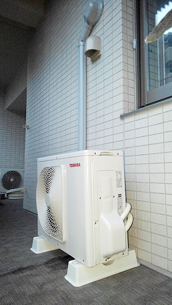 室外機　共用廊下置き　室外化粧カバーあり：東芝　RAS-G221M