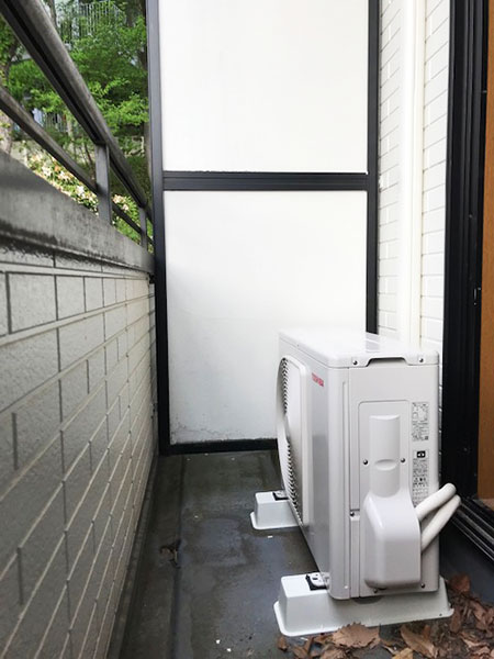 室外機　ベランダ置き　室外化粧カバーあり：東芝　大清快　RAS-H221M