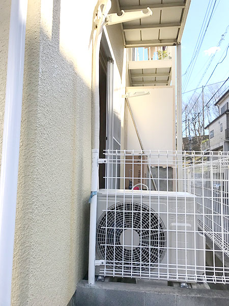 室外機　ベランダ置き：日立　白くまくん RAS-AJ28L