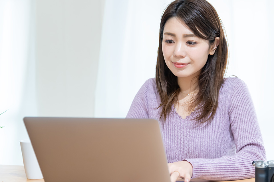 Amazonや楽天などネットでエアコンを検索している女性