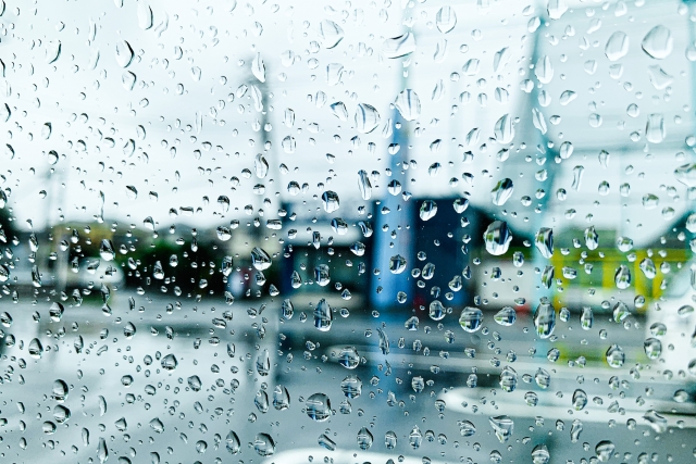 雨水が付いた窓