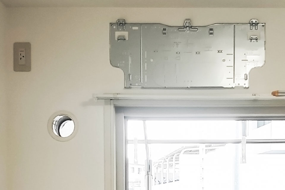 既にエアコン用の穴が空いている壁
