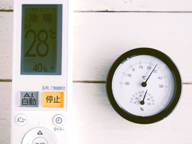 エアコンのリモコンと湿度計